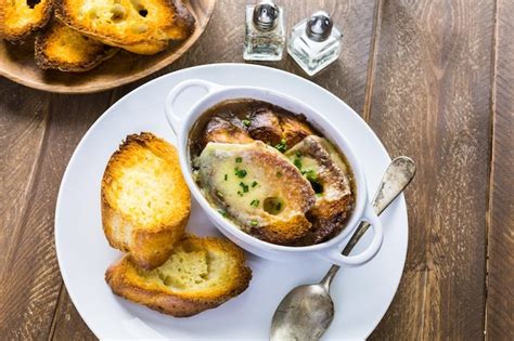 Sopa De Cebolla Francesa Casera Con Baguette Tostado Foto Premium