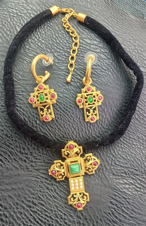 Avon Elizabeth Taylor Katharina Cross Pendant Brooch Gem