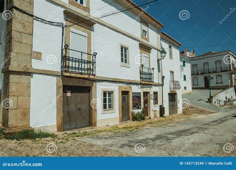 Vieilles Maisons Sur La Rue Et L All E Abandonn E Sortant Sur La Pente