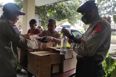 Jelang Tahun Baru Polisi Kota Bandung Sita Ratusan Botol Miras Ayo