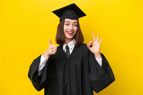 Mulher Ucraniana Jovem Graduada Na Universidade Isolada Em Fundo