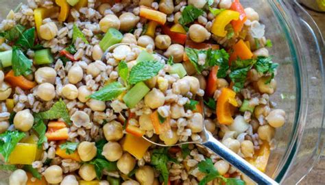 Insalata Di Farro Fredda Con Pomodori Ceci E Peperoni Semplice E