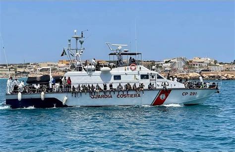 M S De Migrantes Han Llegado A La Isla Italiana De Lampedusa En