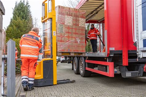 Johanniter aus NRW sammeln rund 2 500 Päckchen für den Weihnachtstrucker