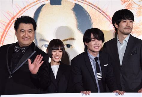 左から小手伸也、杉咲花、神木隆之介、松山ケンイチ。 「大名倒産」神木隆之介は桜田通を逃がさない、松山ケンイチはずっとカメラ目線 [画像・動画ギャラリー 2 27] 映画ナタリー