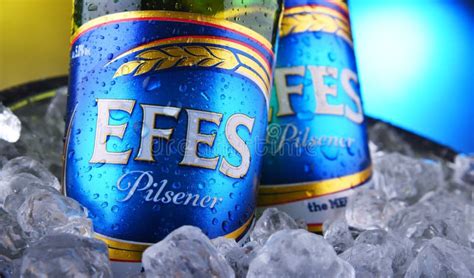 Botellas De Efes Pilsener En Cubeta Con Hielo Triturado Imagen De