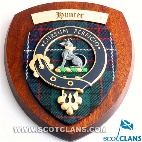 Hunter Clan Crest Wall Plaque With Images Scottish Clans Scottish