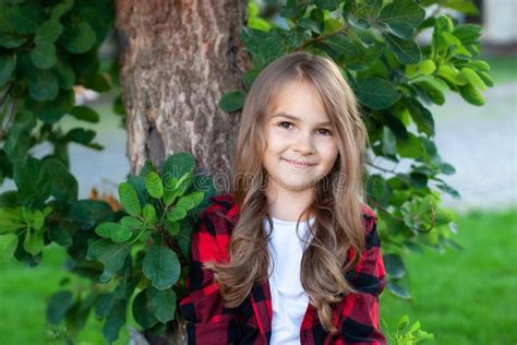 Gros Plan De Cette Petite Fille Mignonne Avec De Longs Cheveux