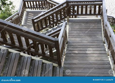 Escadas De Madeira Na Praia Em Miedzyzdroje Imagem De Stock Imagem De