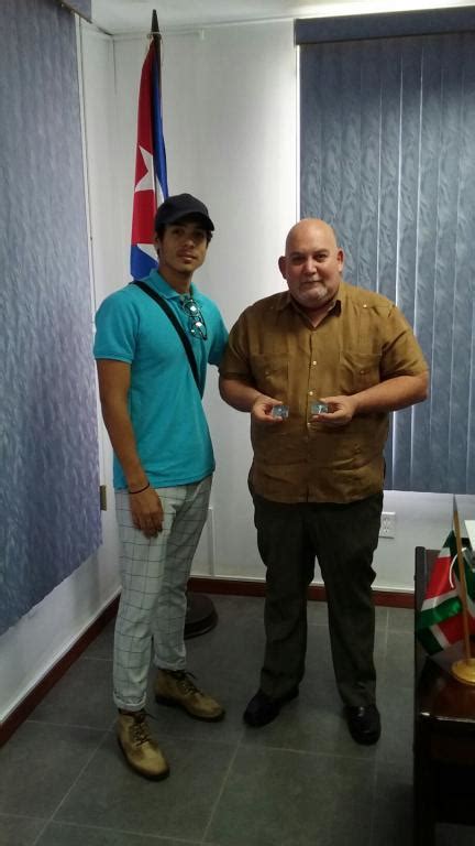 Sostiene Embajador de Cuba en Suriname encuentro con Artista Plástico