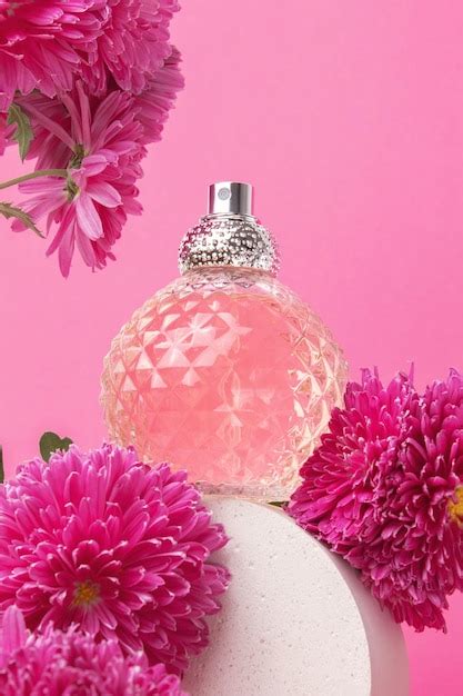 Frasco De Perfume En Podio Y Flores Rosas Concepto De Perfumes Y