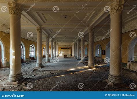 Gran Vestíbulo Con Columnas En Una Antigua Mansión Abandonada