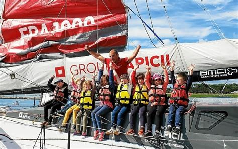 Lécole Jean Guéhenno de Gourin remet 900 à lassociation Des pieds