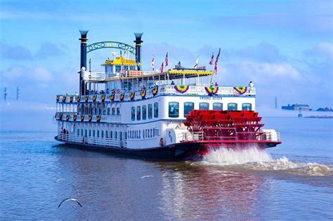 The Creole Queen Riverboat on the Mississippi River in New Orleans ...