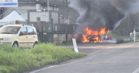 Valmontone Auto In Fiamme Su Una Complanare Della Casilina