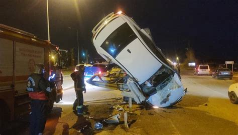 Van da şoke eden olay Bariyerlere çarpan otomobil dik şekilde asılı