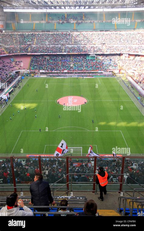 Stadion san siro Fotos und Bildmaterial in hoher Auflösung Alamy