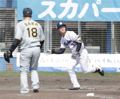 ＜ヤ・神＞4回無死一塁、適時二塁打を放つ内山壮（投手は馬場）＝撮影・坂田 高浩 ― スポニチ Sponichi Annex 野球