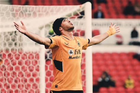 Raúl Jiménez anota su primer gol tras la lesión craneal