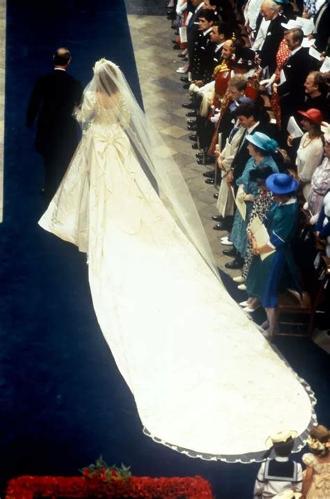 Sarah Ferguson's wedding dress was an icon of 80s fashion | Top Movie ...