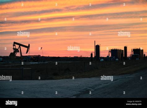 Puit de petrole et fracturation Banque de photographies et d’images à haute résolution - Alamy