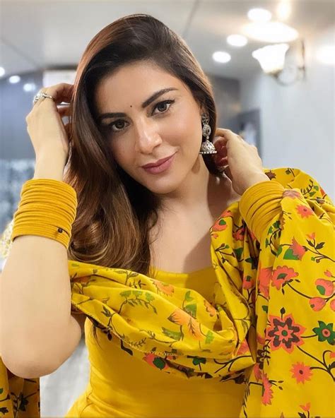 Kundali Bhagya Actress Shraddha Arya Looks Stunning In A Yellow Dress