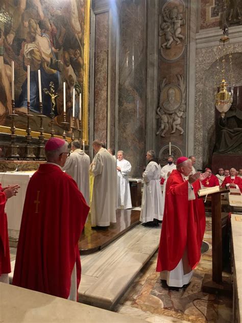 Abp Marek Jędraszewski przy grobie św Jana Pawła II w Watykanie ceną