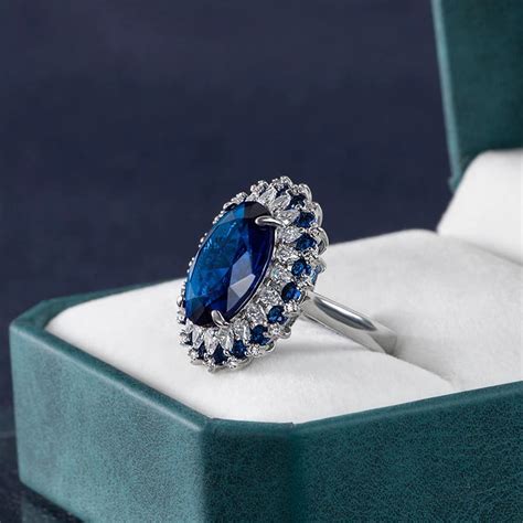 Oval shape blue sapphire cocktail ring | D-Carats