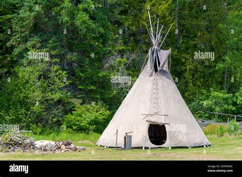 Traditional Aboriginal Shelter Hi Res Stock Photography And Images Alamy