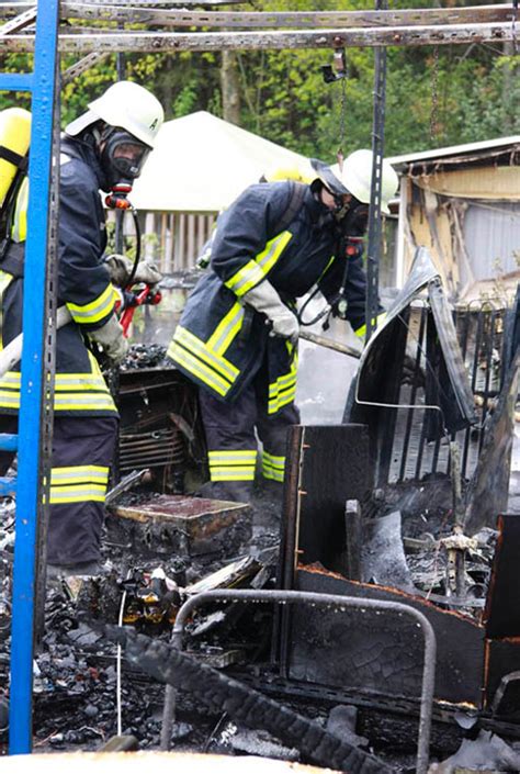 Alarm Auf Campingplatz Wohnwagen Steht In Flammen