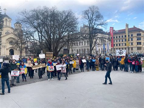 Protesta Contra La Guerra En Ucrania Multitud De Personas En La Plaza