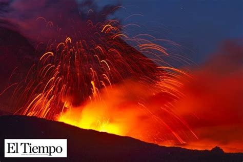 El Monte Etna En Italia Entra En Erupción