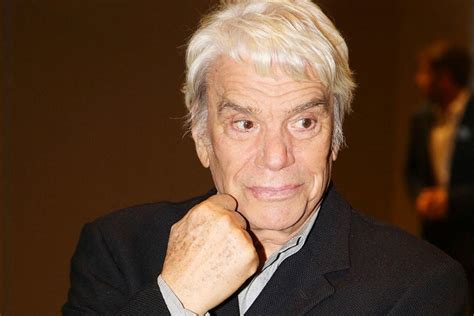 Om Les Premi Res Images De La Statue De Bernard Tapie