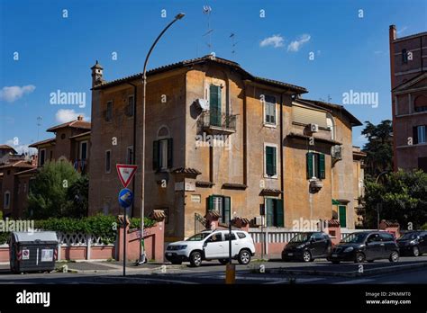 Fachada T Pica De Un Edificio Antiguo En El Barrio De Garbatella En