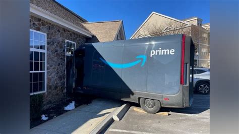 Amazon delivery truck smashes into Georgetown building - Boston News ...