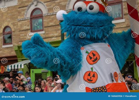 Cookie Monster I Halloween Sesame Street Parade I Seaworld 2