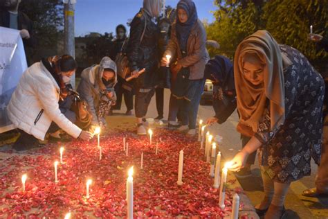 Pakistan da Türkiye ve Suriye deki Depremzedeler İçin Mumlar Yakıldı