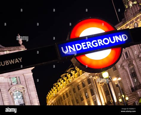 Piccadilly Circus Stazione Della Metropolitana Treno Metropolitana