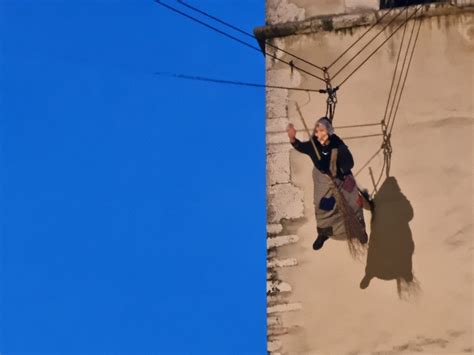 La Discesa Della Befana Dai Campanili In Umbria Video E Foto