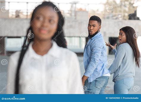 Guy Virando E Olhando Para Outra Mulher Enquanto Caminhava A