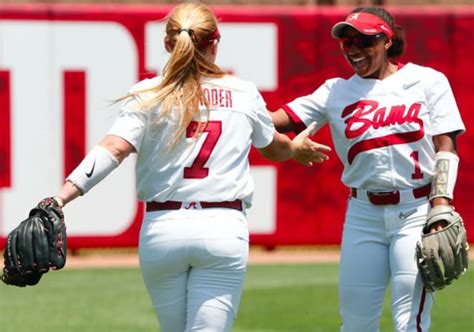 BamaInsider - Alabama Crimson Tide softball arrvies in Oklahoma City for WCWS