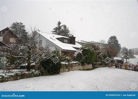 Swiss Village Urdorf En Hiver Sous La Neige Les Toits Des Maisons Sont