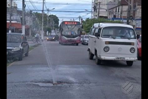 Vazamento de água causa transtornos a moradores na Cremação em Belém