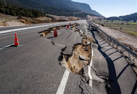 Deprem nedir ve nasıl gerçekleşir Fay hattı nasıl kırılır ve kırılınca