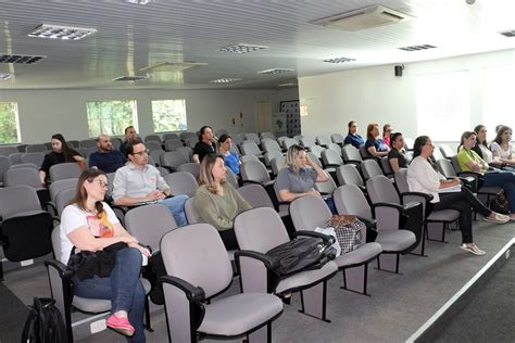 P S Gradua O Da Uniarp Apresenta Cursos Para O N Cleo De Rh Da Acic