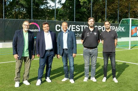 Krefeld Sc Bayer Weiht Neuen Kunstrasen Im Sportpark Ein