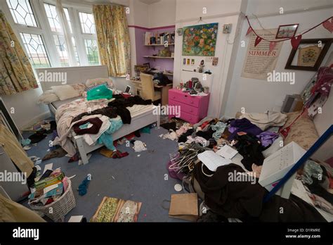 Adolescentes chambre en désordre Photo Stock Alamy