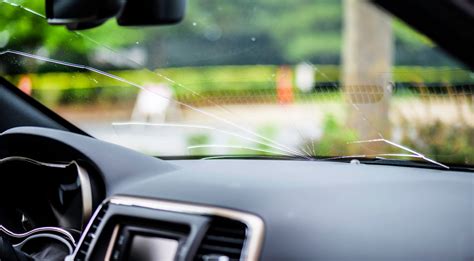 Cómo reparar una raja en el cristal del coche Descubre la solución