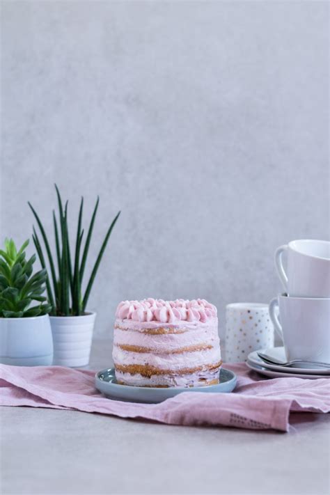 Für ein bisschen Frühlingsgefühle pastellfarbener Naked Cake