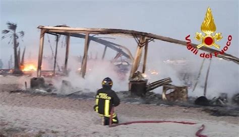 Noto Locale Sul Lungomare Distrutto Da Un Incendio Prima Dell Alba